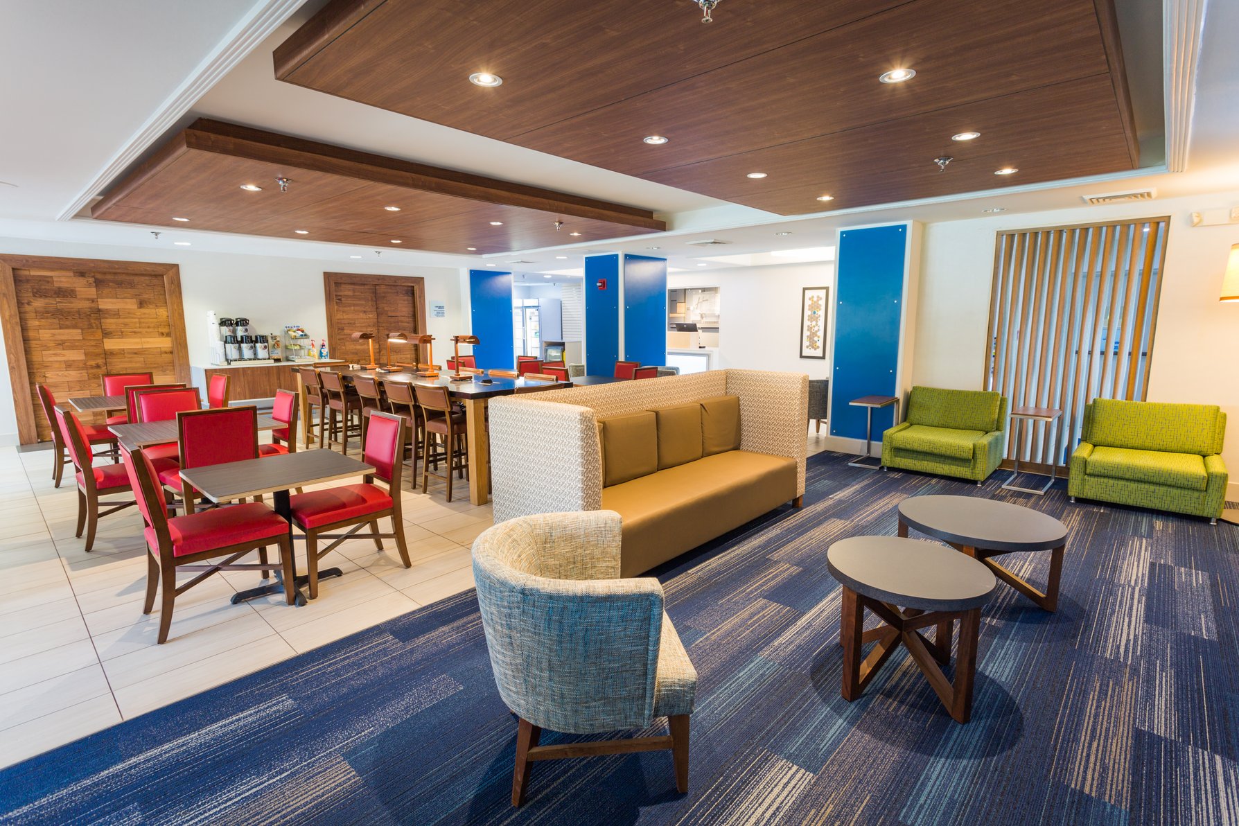 Our hotel’s new lobby lounge exhibits radiant style.