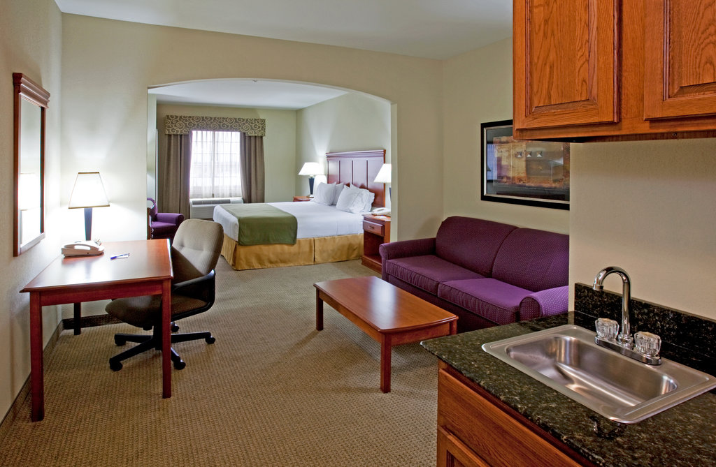 Holiday Inn Express & Suites Ada Room Type - 1 King 1 Queen 1 Bedroom Suite