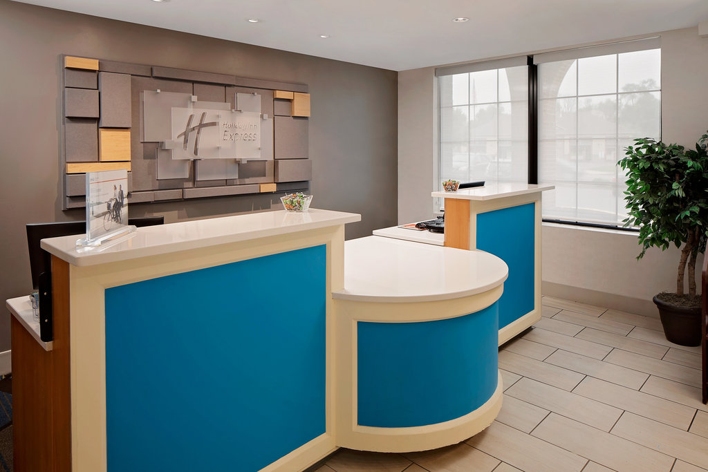 Our friendly staff awaits your arrival at the hotel Front Desk