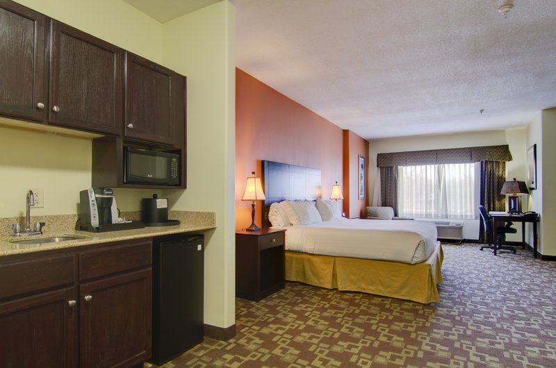 Holiday Inn Express & Suites KANSAS CITY SPORT COMPLEX AREA