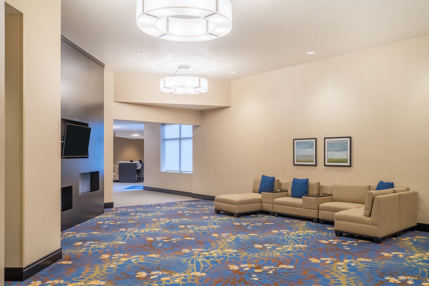 Enjoy and relax in the hotel lobby with free Wi-Fi.