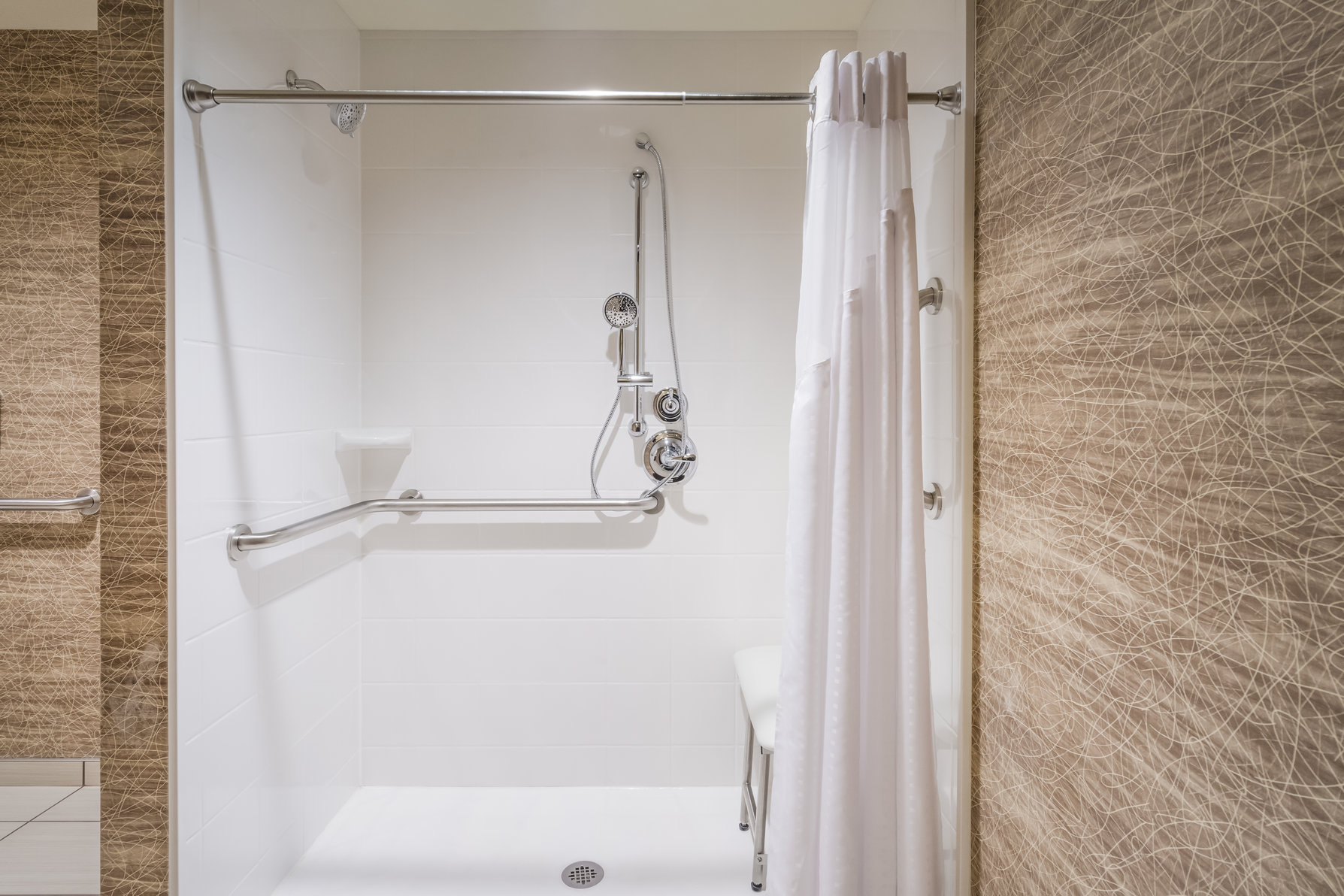 Holiday Inn - Terre Haute Room Type - 1 Kng Stndrd Comm Mobil Access Roll Shwr