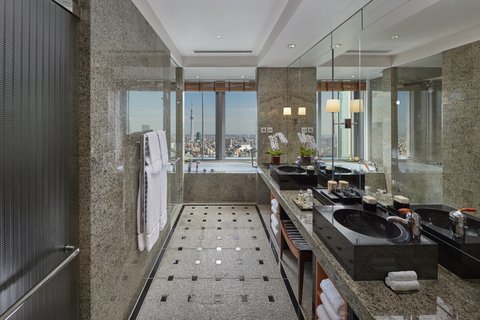 Tokyo Mandarin Corner Suite Bath Room