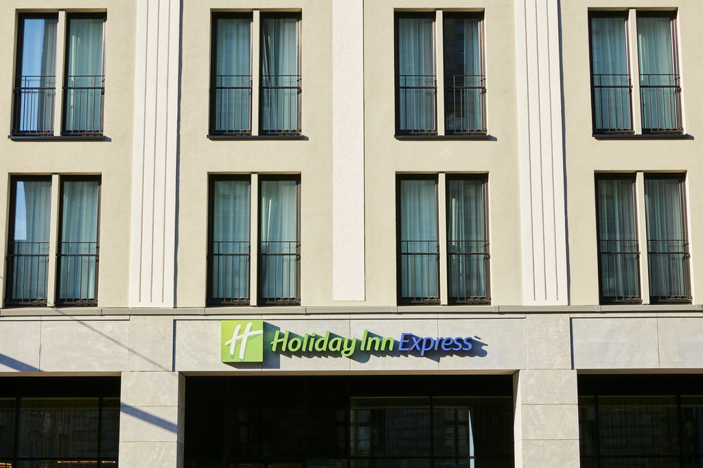 A warm welcome awaits you at Holiday Inn Express®