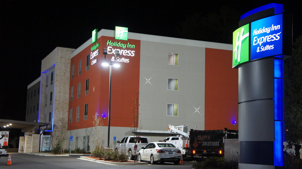 Holiday Inn Express & Suites - Pineville