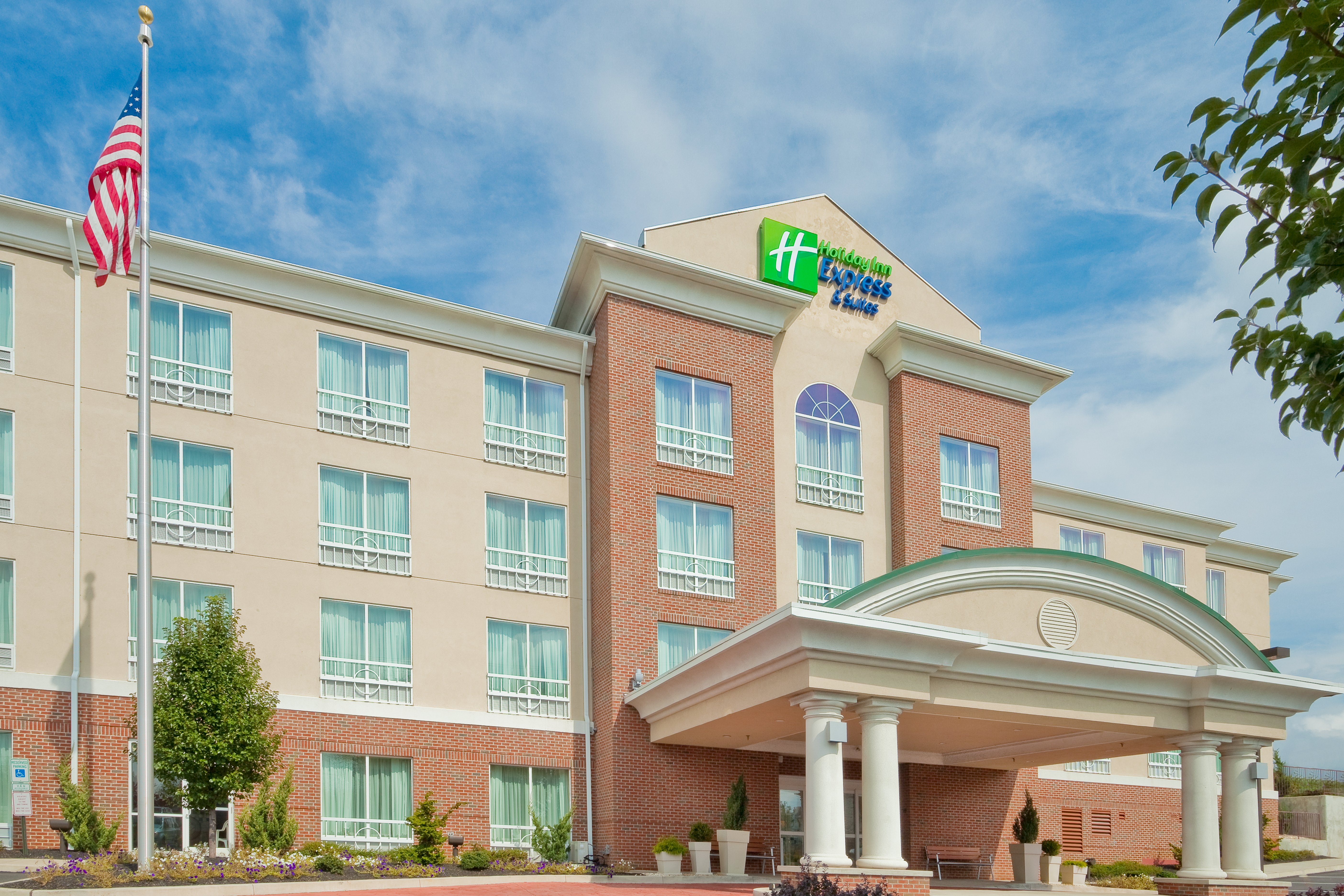 Holiday Inn Express Hotel & Suites