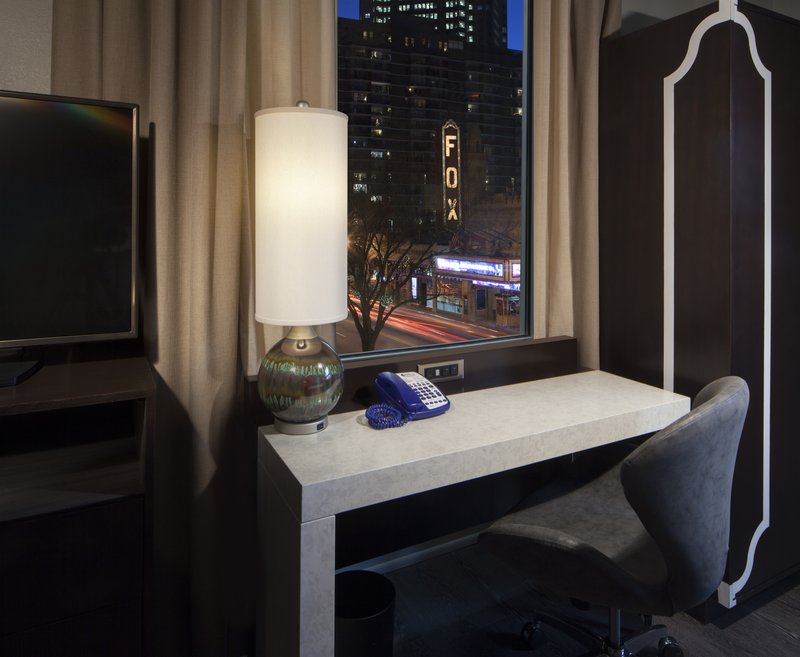 1 KING BED CORNER FABULOUS FOX VIEW