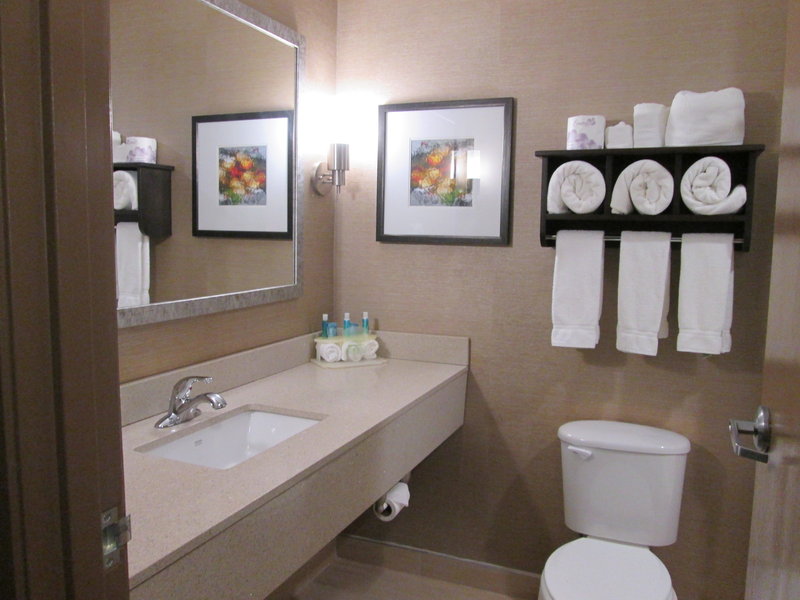 HOLIDAY INN EXP CLOVERDALE