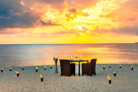 Cena a la luz de las velas en la playa