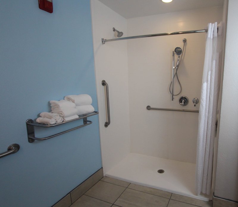 KING HEAR ROLL IN SHOWER NONSMOKING