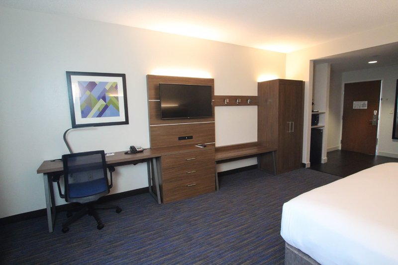 Holiday Inn Express and Suites Charleston-North
