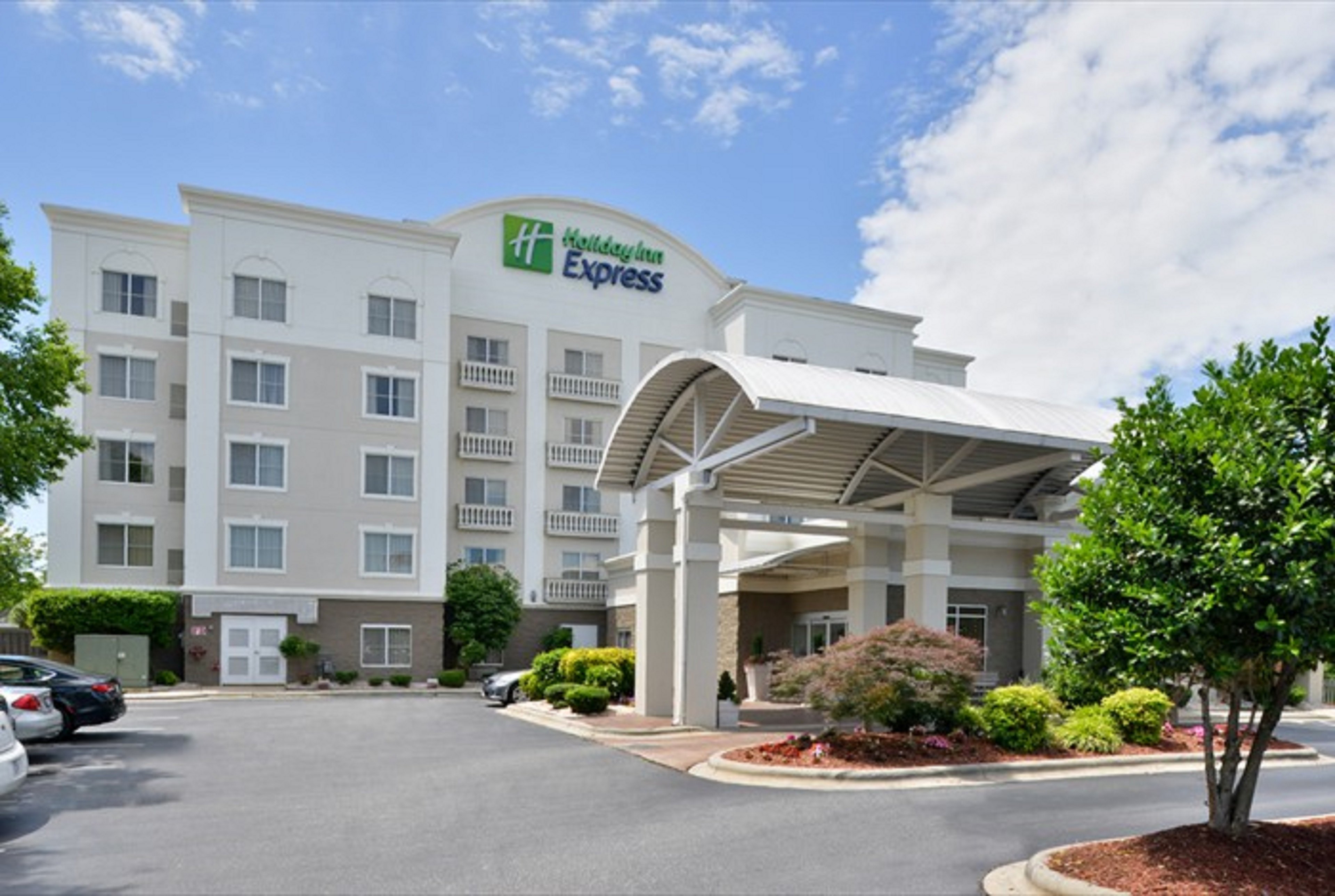 Holiday Inn Express Hotel & Suites