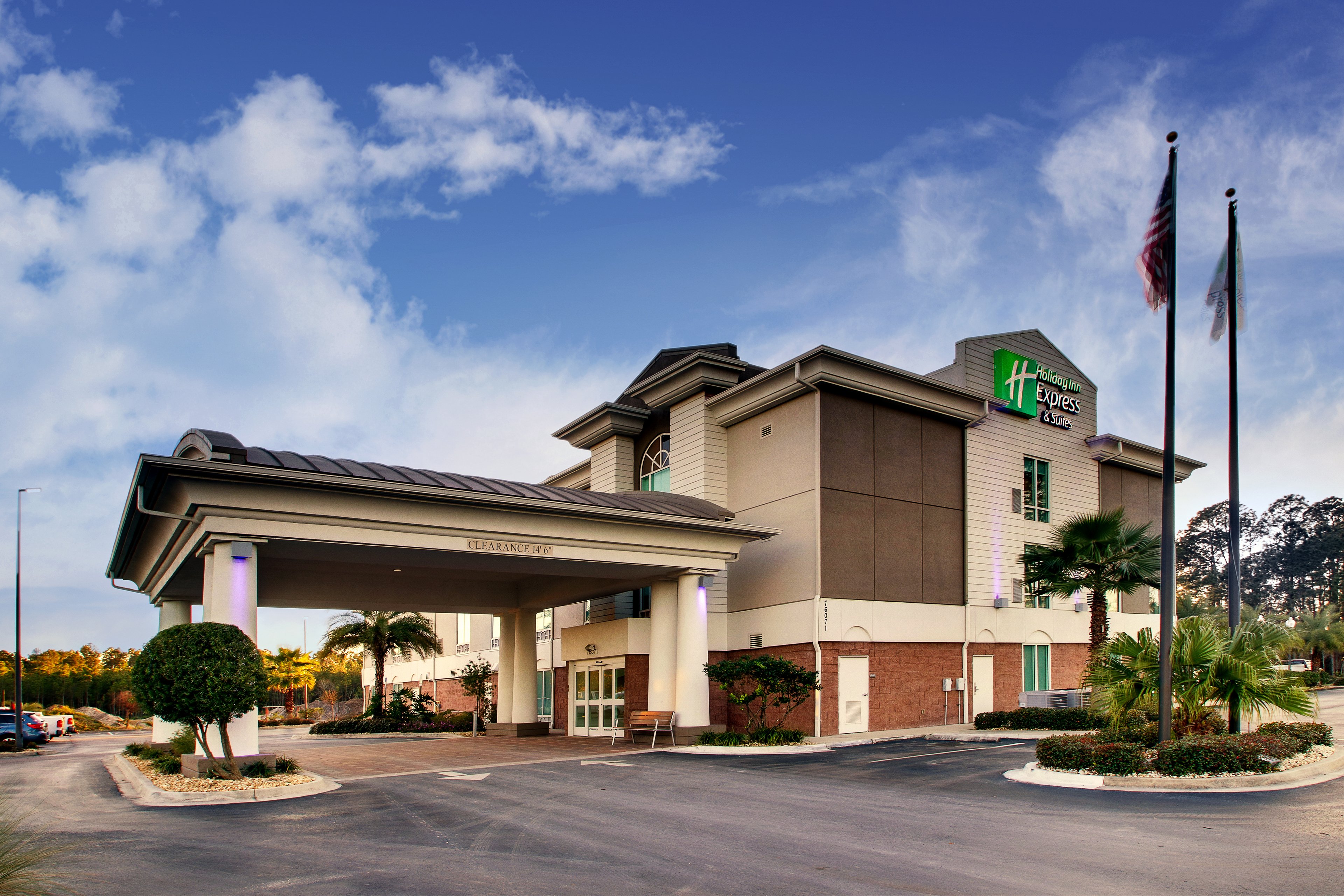 Holiday Inn Express Hotel & Suites