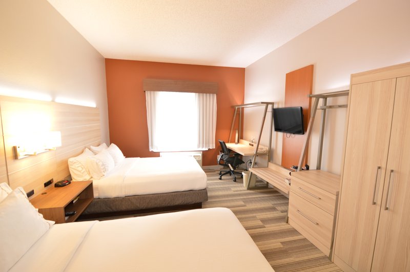 2 QUEEN BEDS NONSMOKING