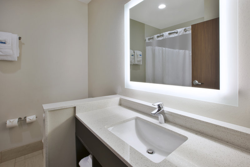 Holiday Inn Express and Suites Parkersburg East