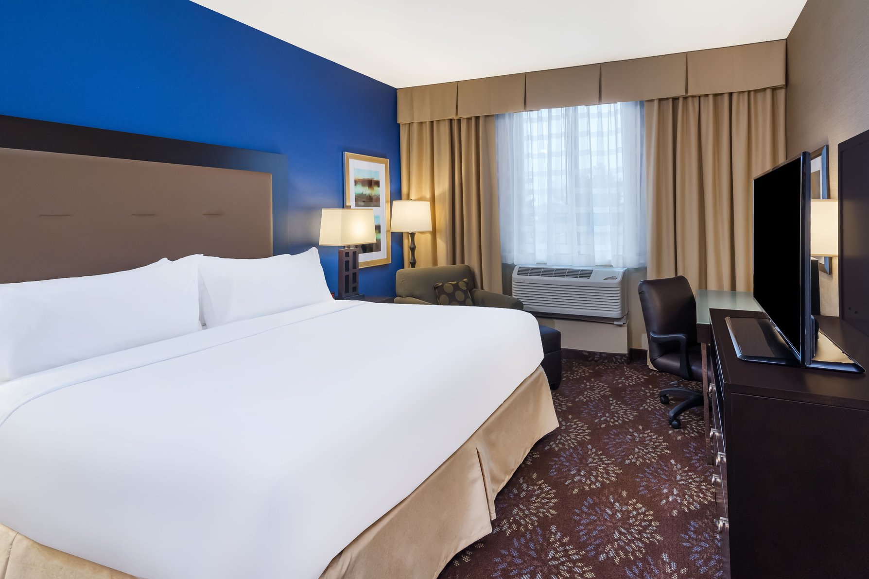 Holiday Inn - Terre Haute Room Type - 1 Kng Bed Premium Comm Mobil Access Tub