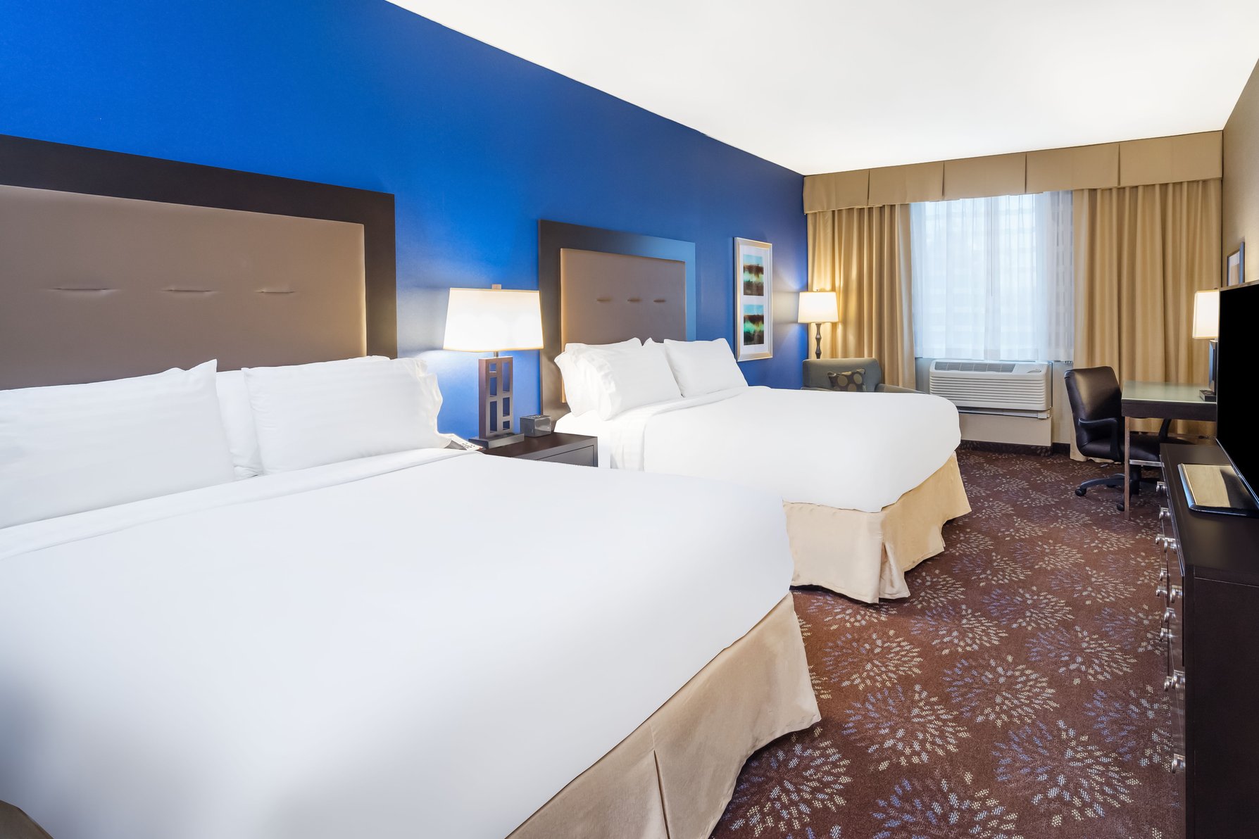 Holiday Inn - Terre Haute Room Type - 2 Queen Premium Comm Mobil Access Tub