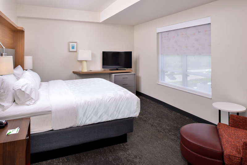 Holiday Inn Hotel and Suites Farmington Hills