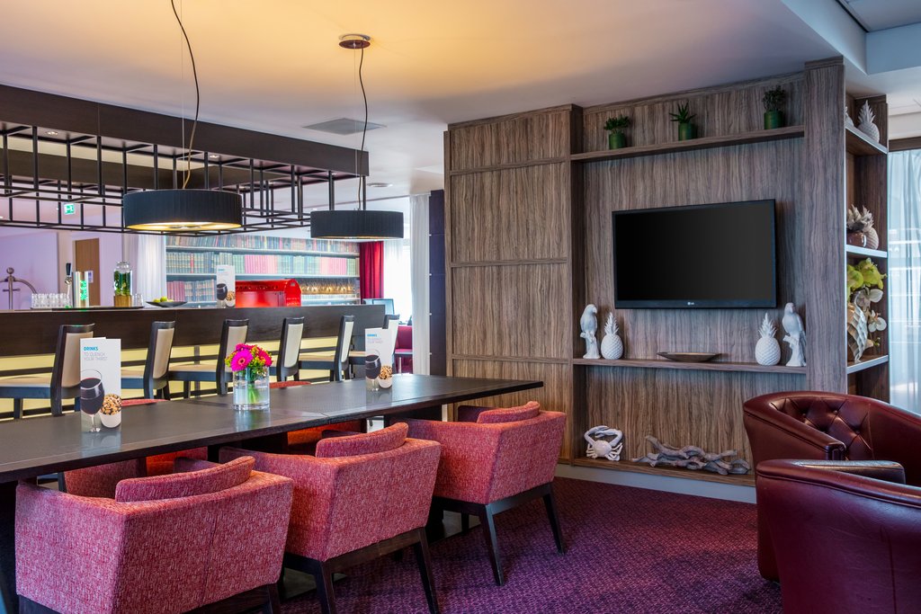 Bar and Lounge