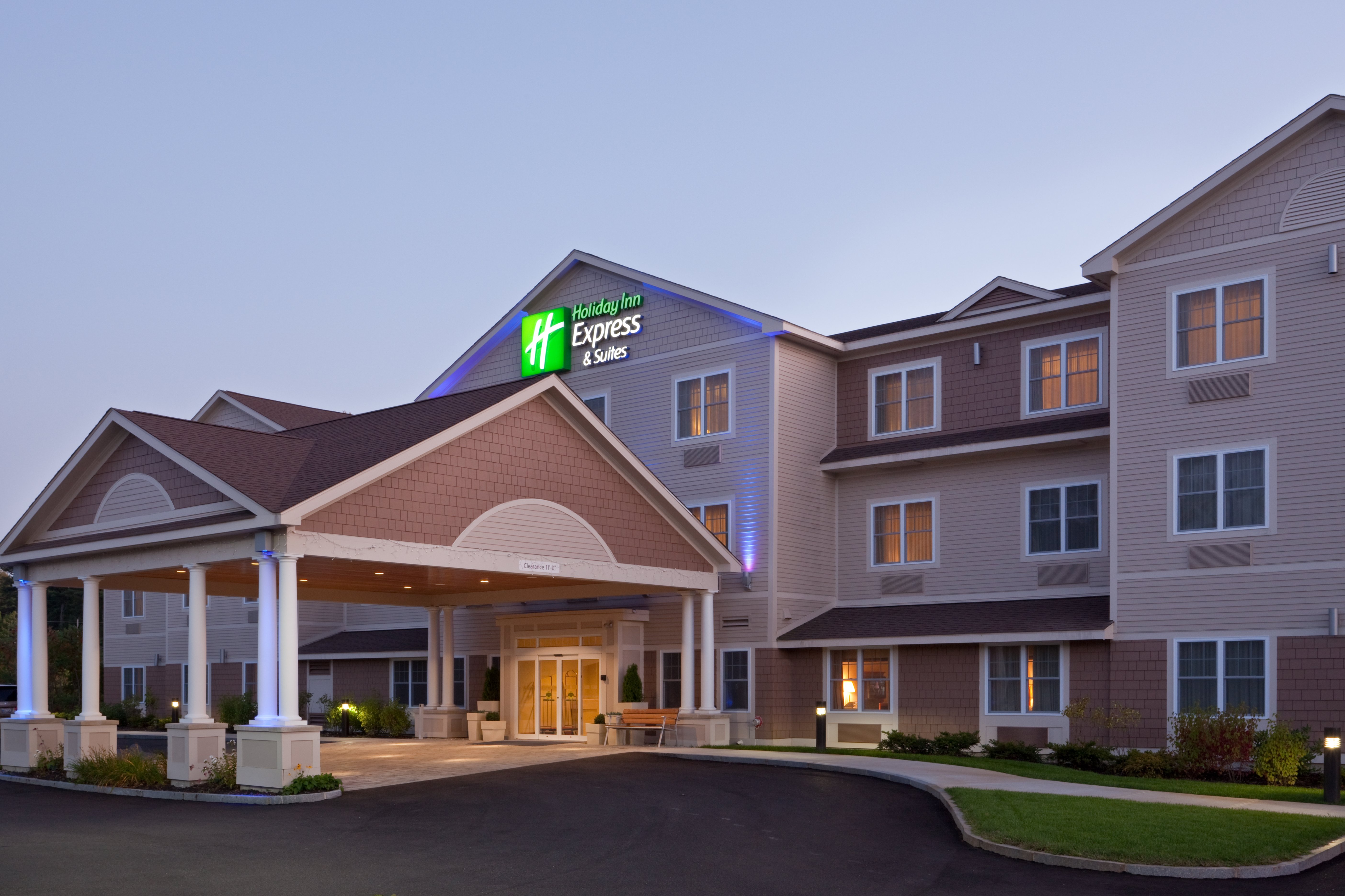 Holiday Inn Express Hotel & Suites