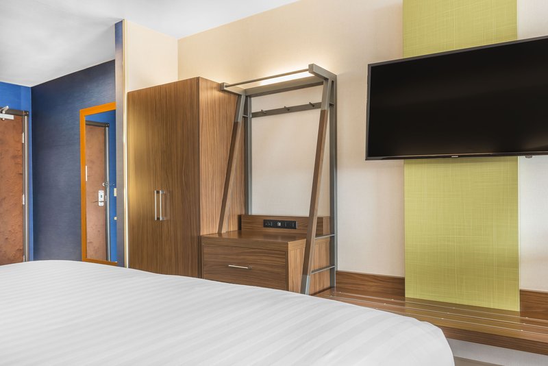 Holiday Inn Express and Suites Clarion