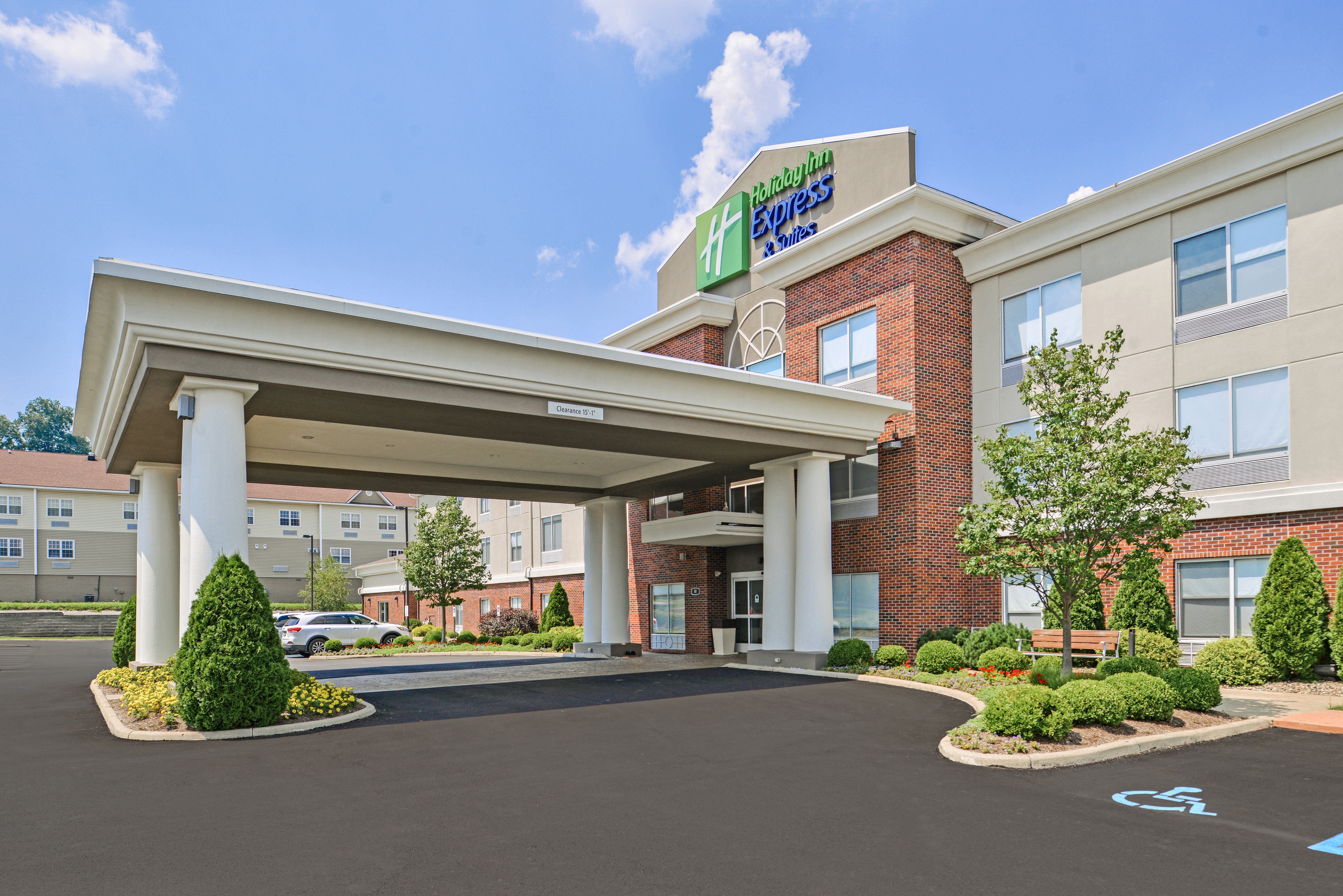Holiday Inn Express Hotel & Suites