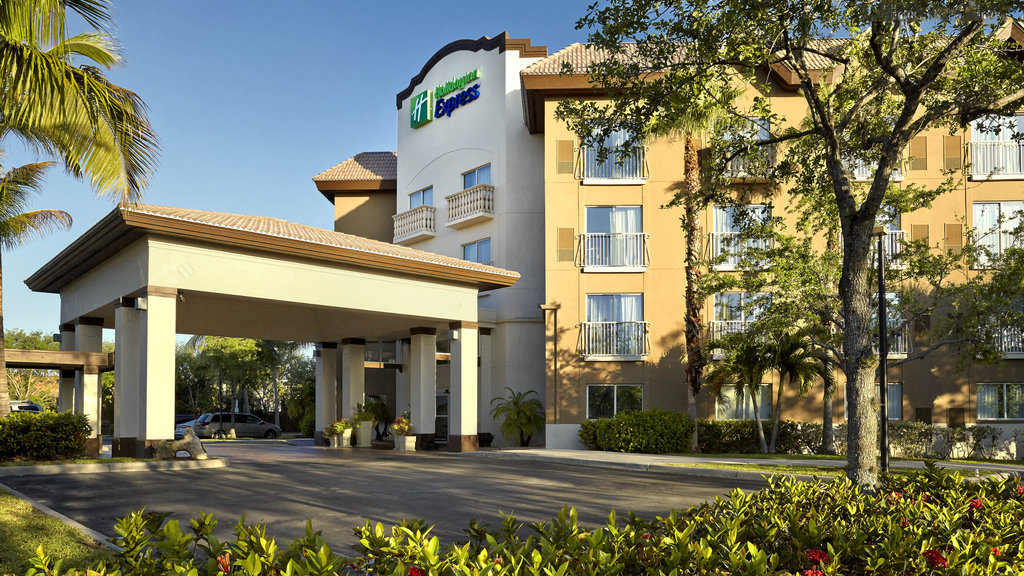 Centrally located downtown Naples 1 mile to gulf beaches