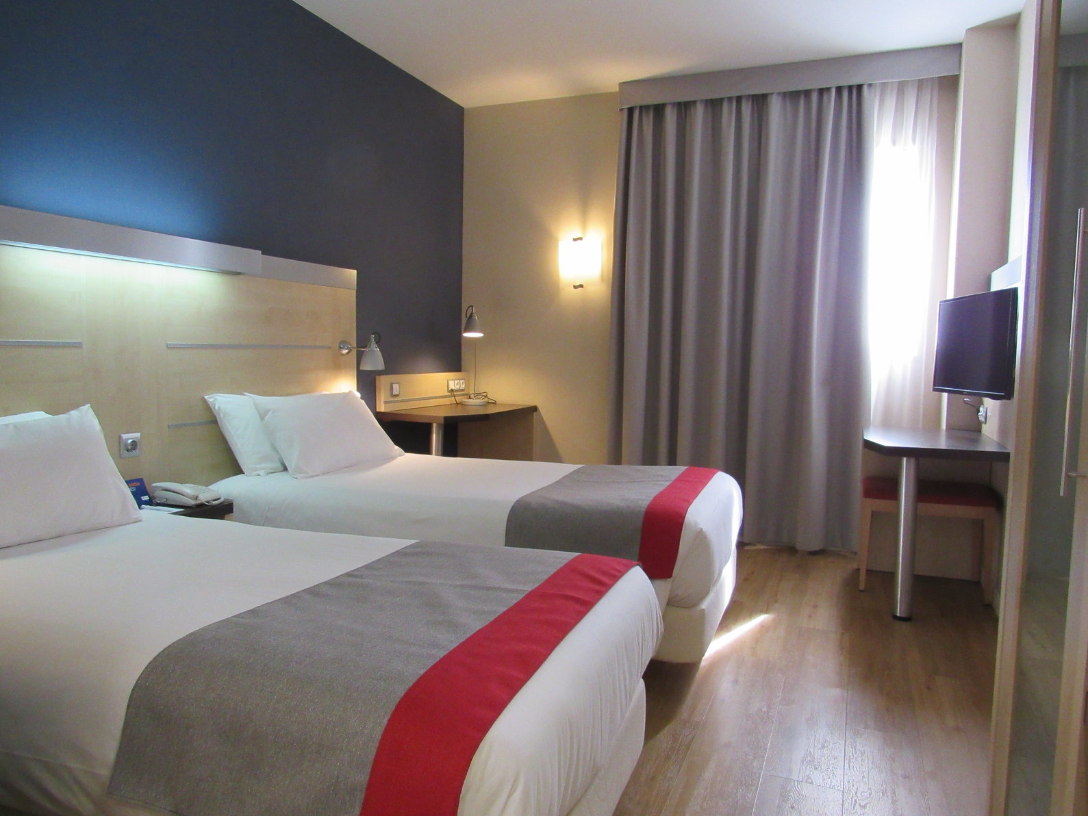 Holiday Inn Express Valencia - Bonaire Room Type - 2 Single Standard with Free Breakfast