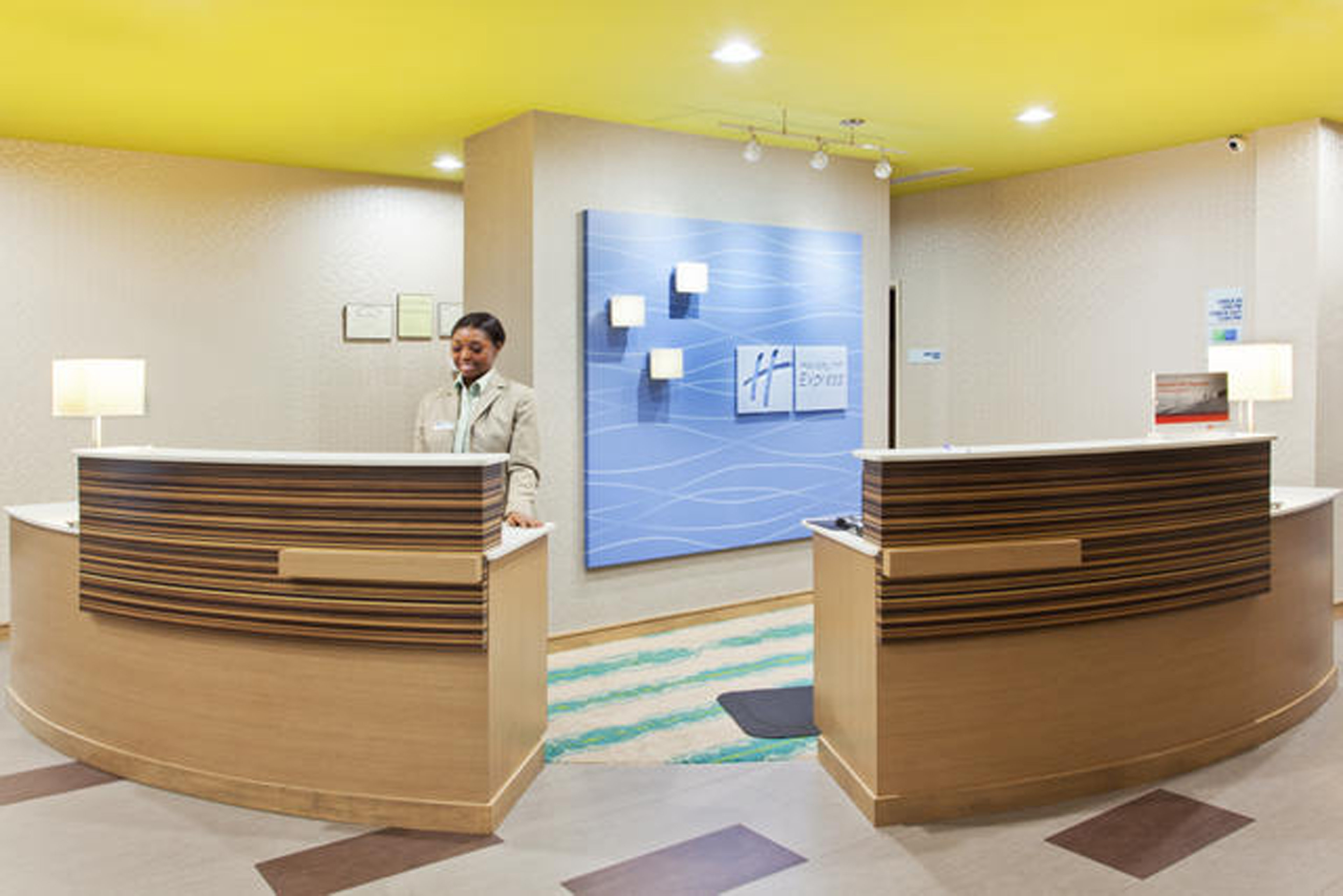 Holiday Inn Express Hotel & Suites