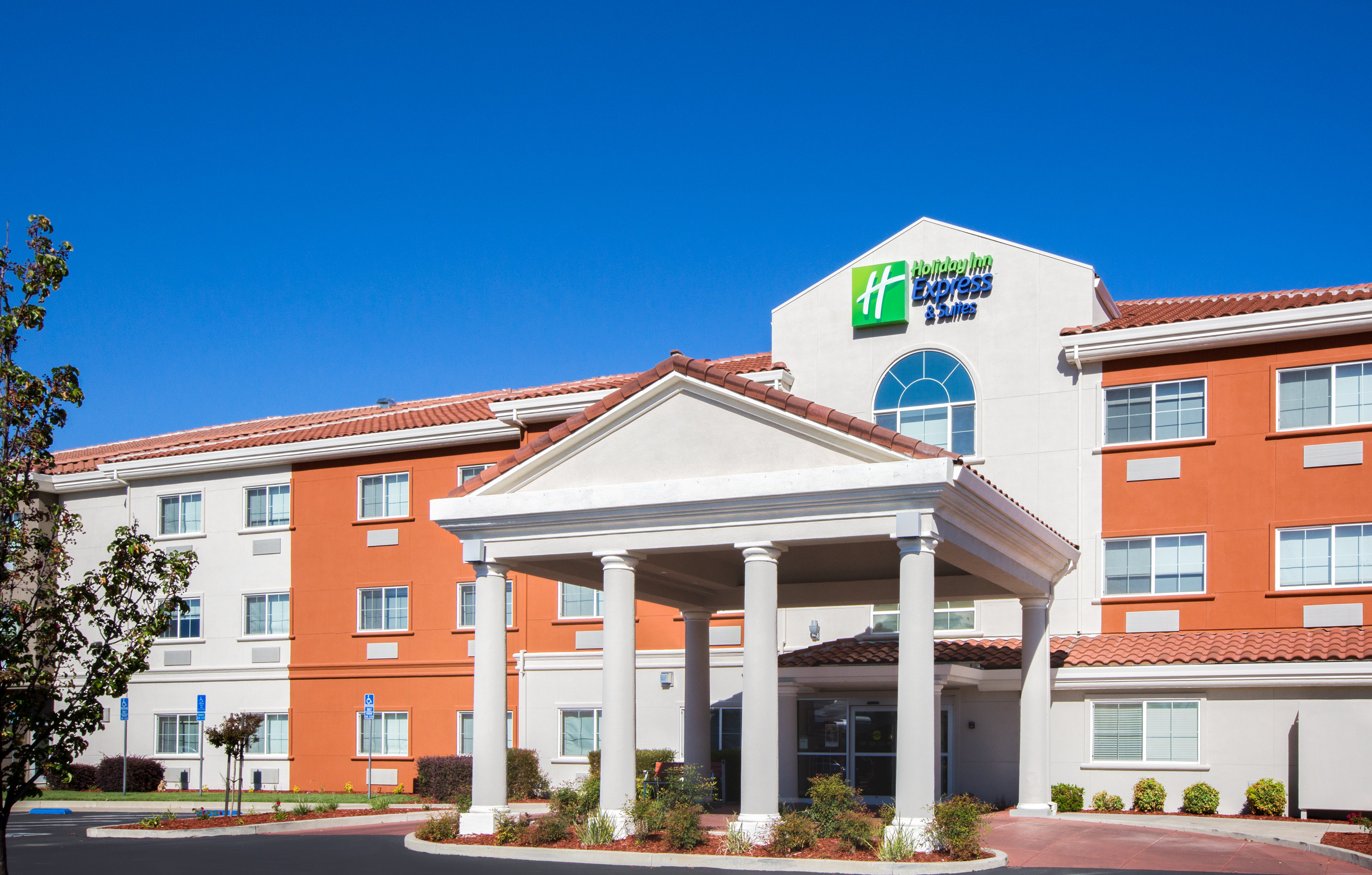 Holiday Inn Express Hotel & Suites