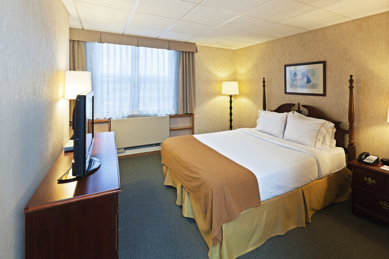 Holiday Inn Express – Military Allin/Aultman Hall
