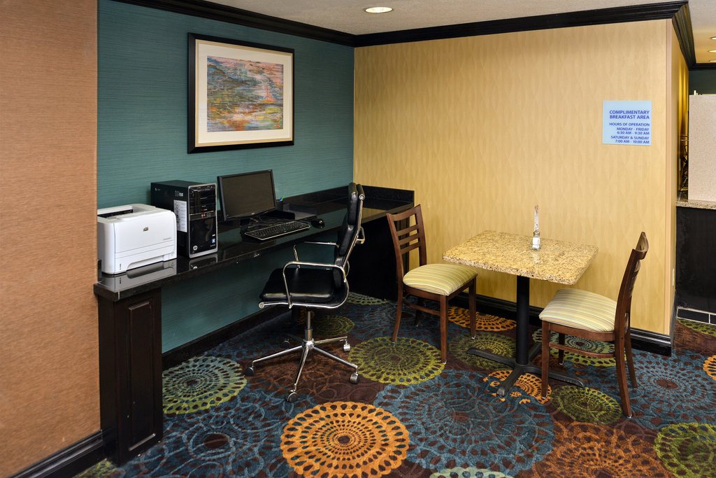 Holiday Inn Express & Suites CHARLOTTE, Allegan
