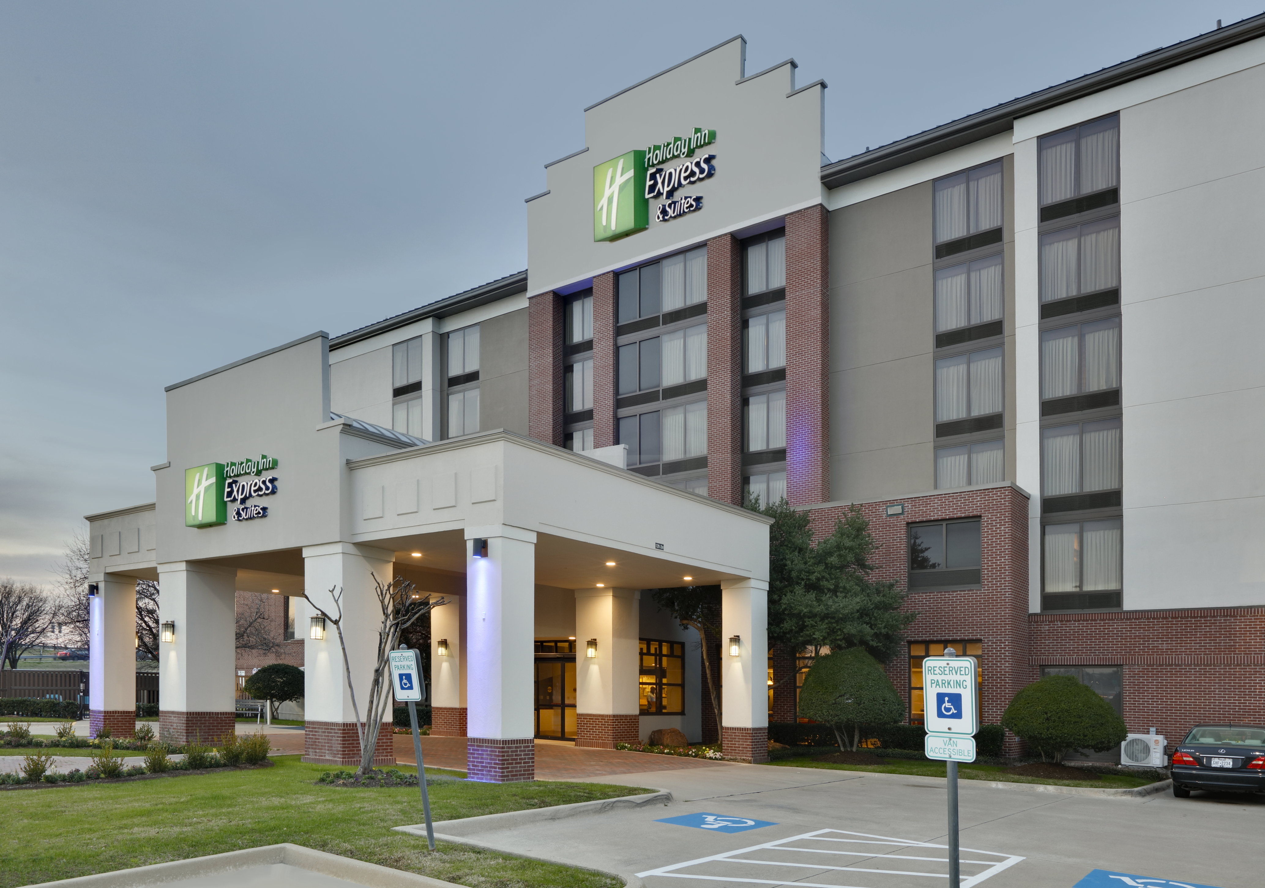 Holiday Inn Express Hotel & Suites
