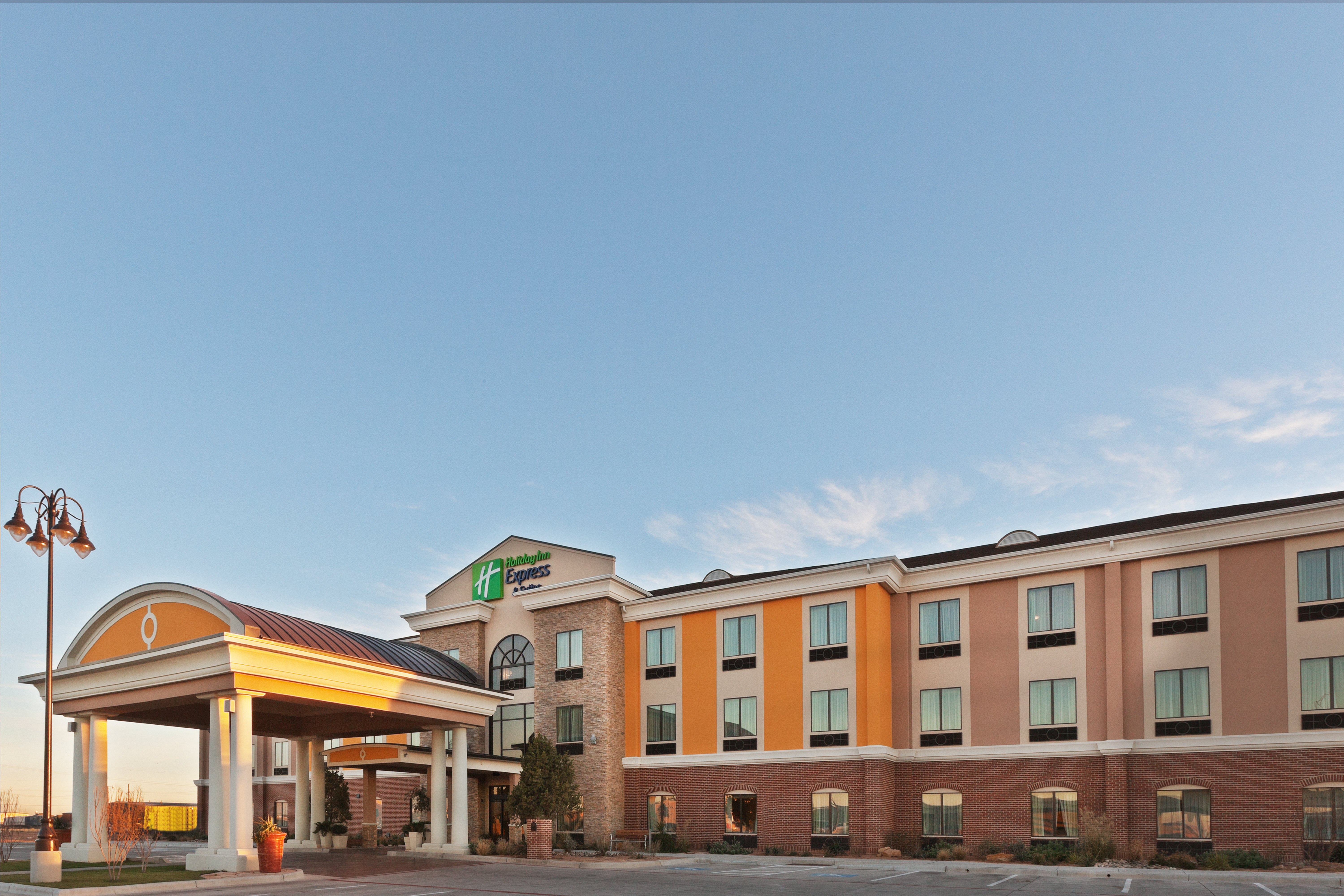Holiday Inn Express Hotel & Suites