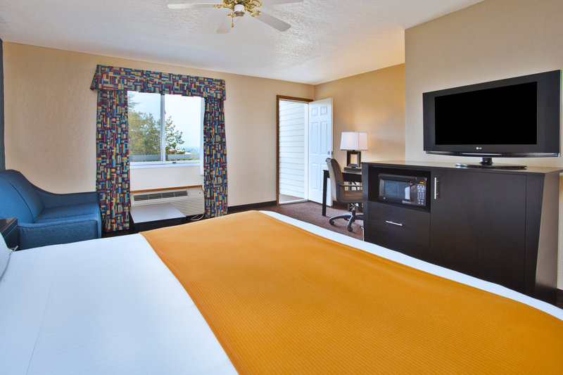 HOLIDAY INN EXP MACKINAW CITY