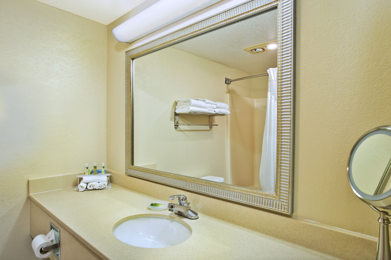 HOLIDAY INN EXP MACKINAW CITY