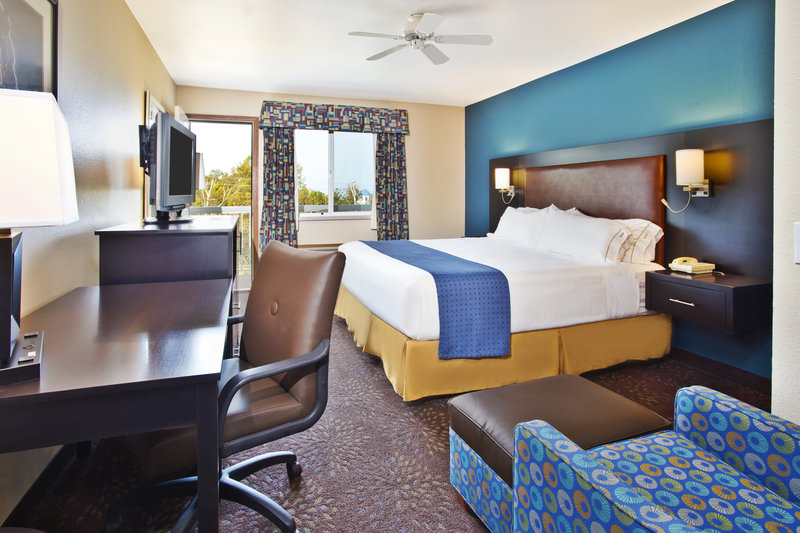 HOLIDAY INN EXP MACKINAW CITY