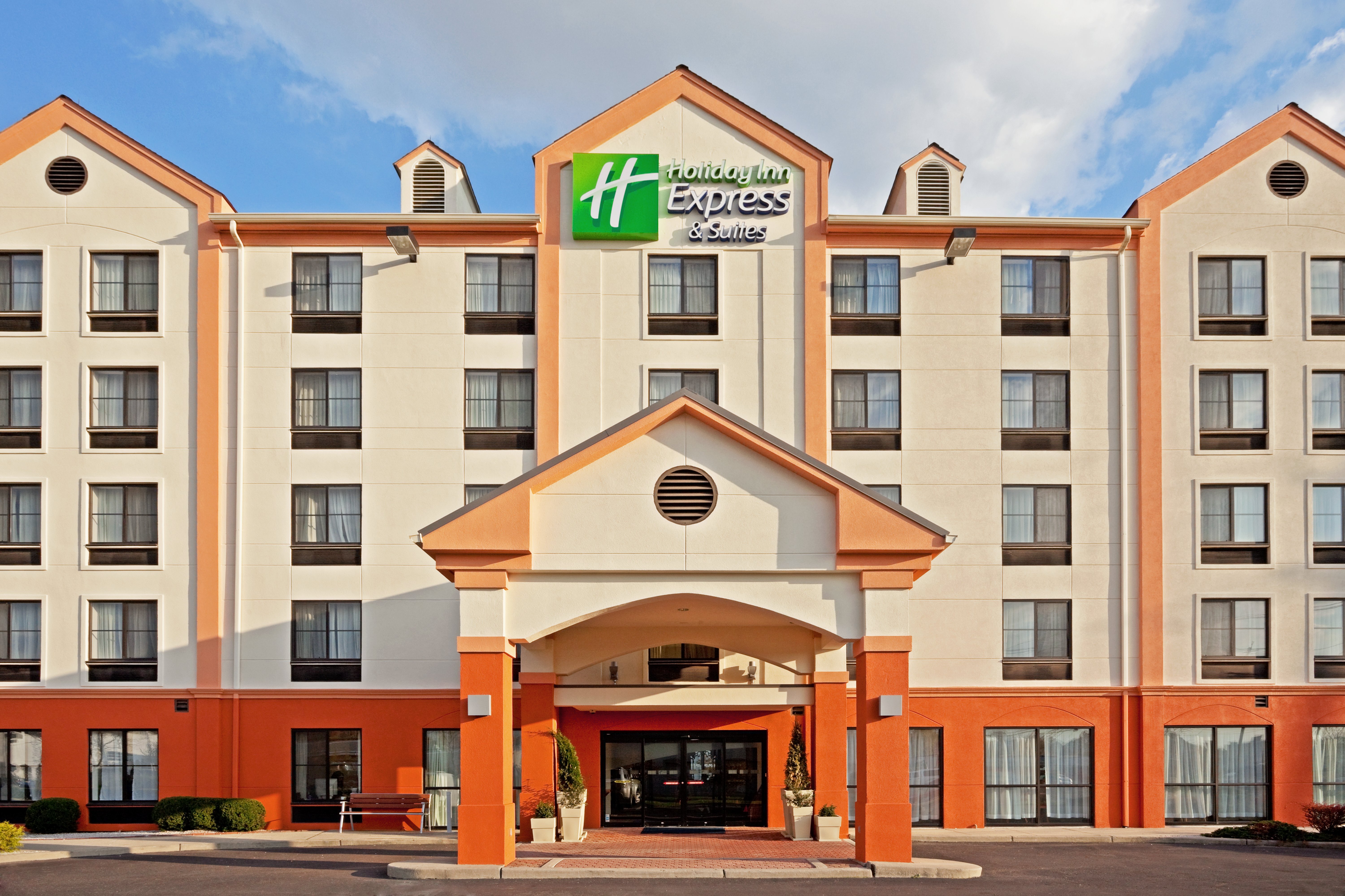 Holiday Inn Express Hotel & Suites