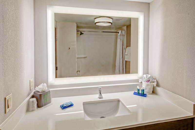 Holiday Inn Express and Suites Memphis Southwind