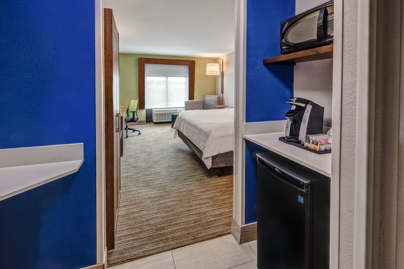 Holiday Inn Express and Suites Memphis Southwind