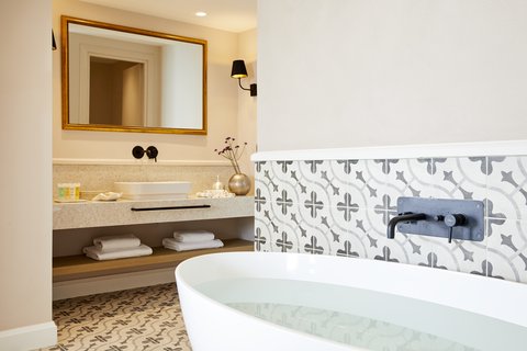 Deluxe Suite Whirlpool Bathroom