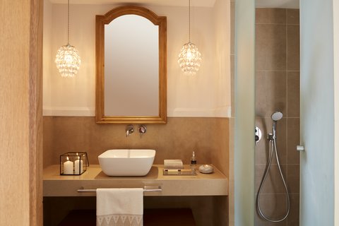 Grand Terrace Junior Suite Whirlpool Shower