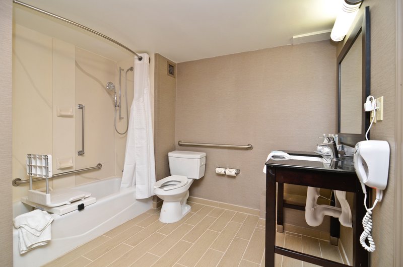 QUEEN MOBILITY ACCESSIBLE TUB NONSMOKING