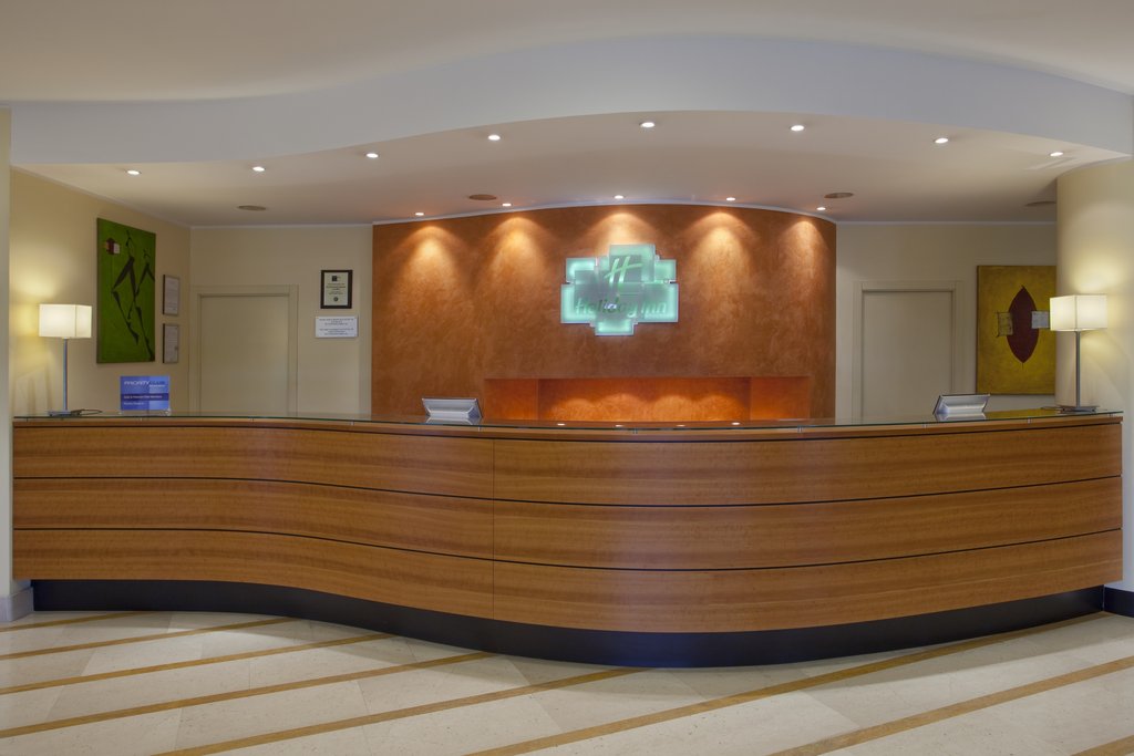 New HI logo: front desk showing the signs of changing