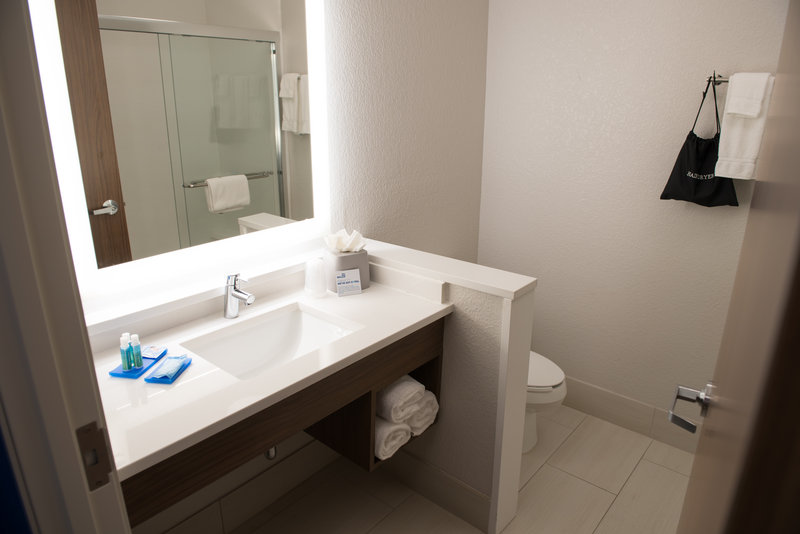 Holiday Inn Express and Suites Fort Wayne North