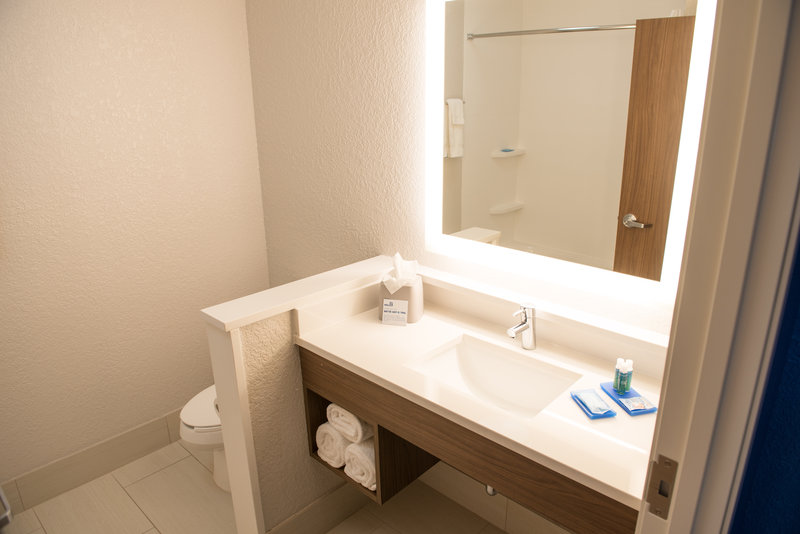 Holiday Inn Express and Suites Fort Wayne North