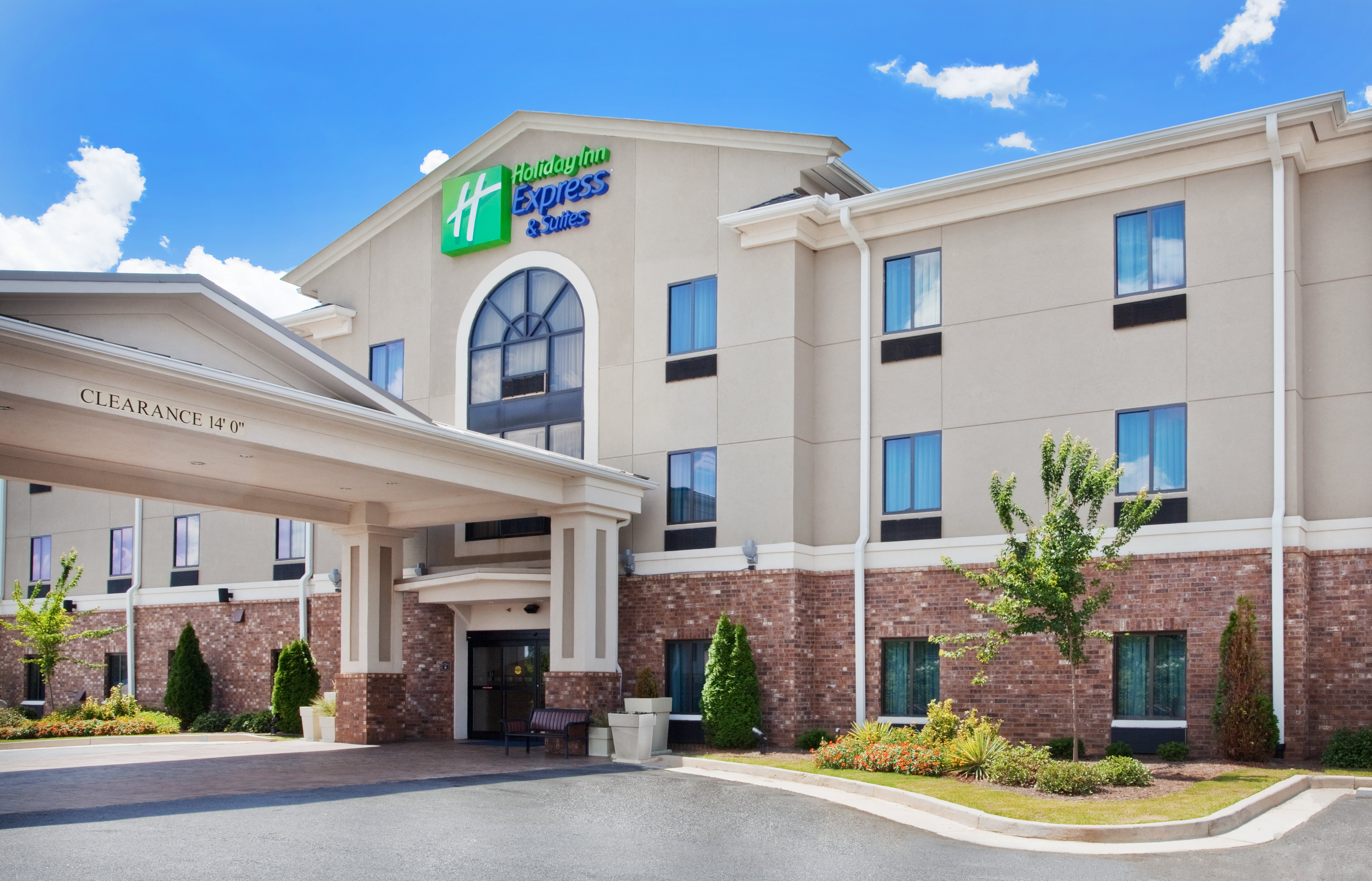 Holiday Inn Express Hotel & Suites