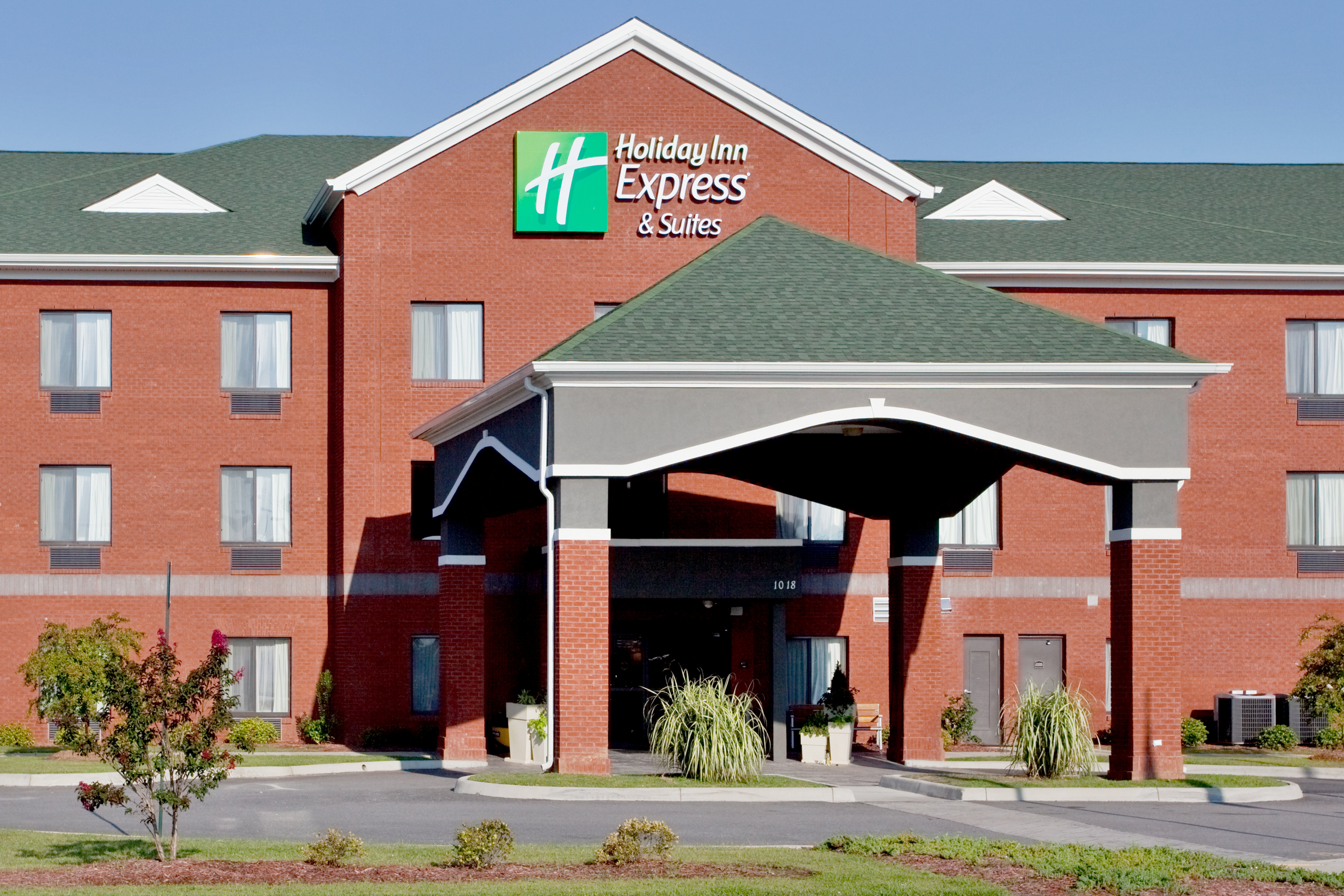 Holiday Inn Express Hotel & Suites