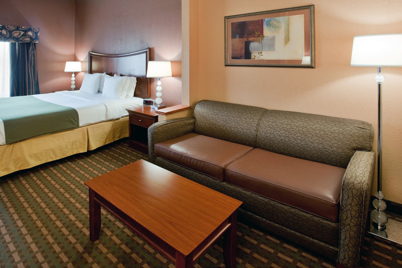 HOLIDAY INN EXP STES SUFFOLK