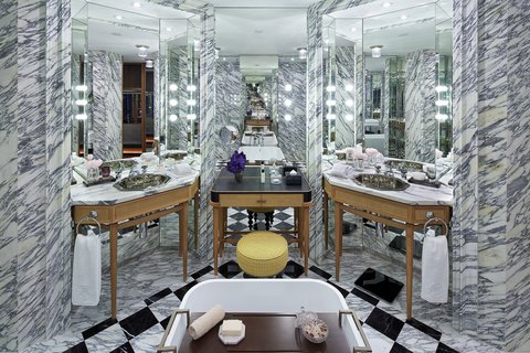 Rosewood Hong Kong Guestroom Bathroom